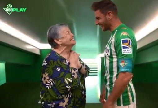 La actriz María Gailana y Joaquín, en el vídeo de anuncio de la renovación de l capitán del Betis hasta 2022