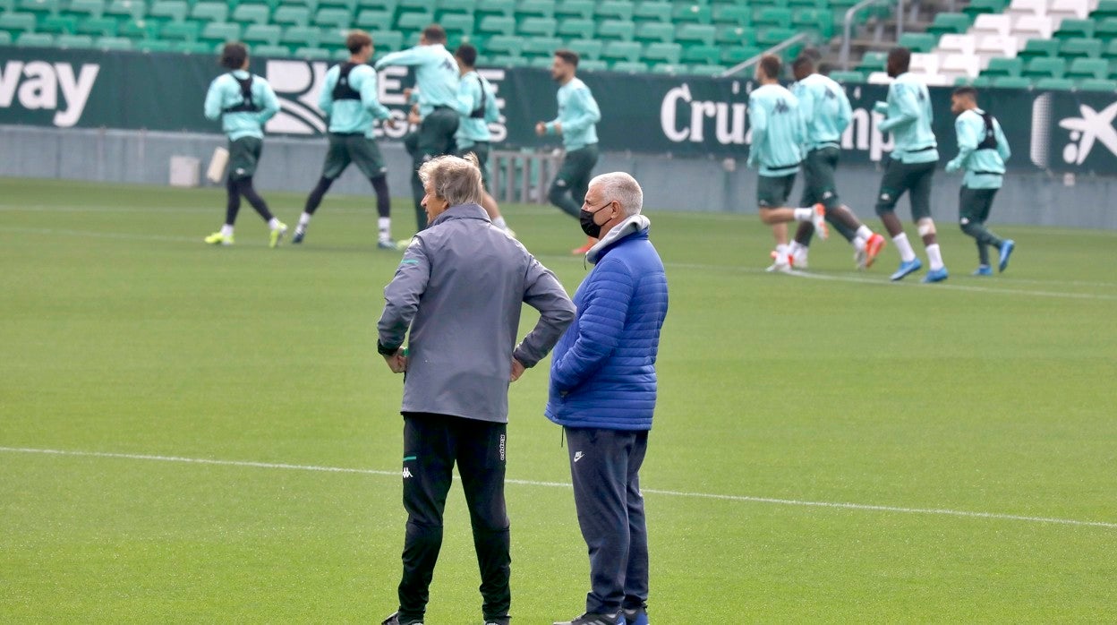 Pellegrini y Cordón dialogan durante un entrenamiento del Real Betis