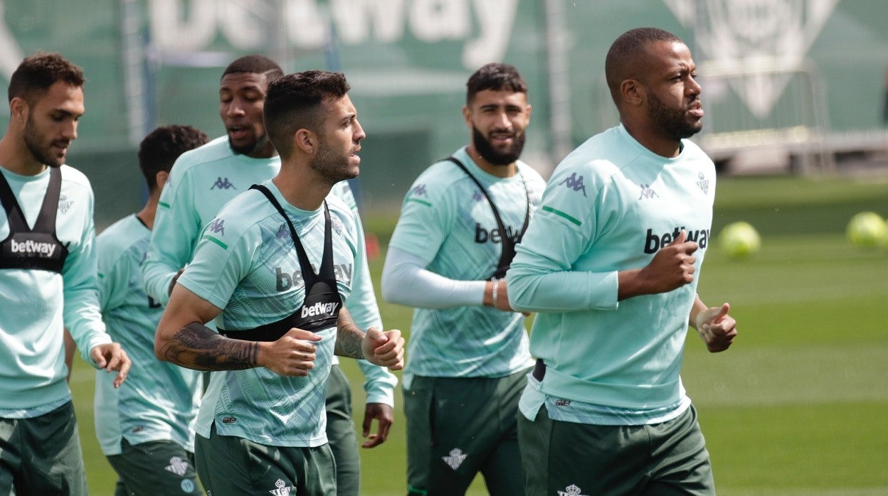 Sidnei hace carrera continua con sus compañeros durante un entrenamiento del Betis