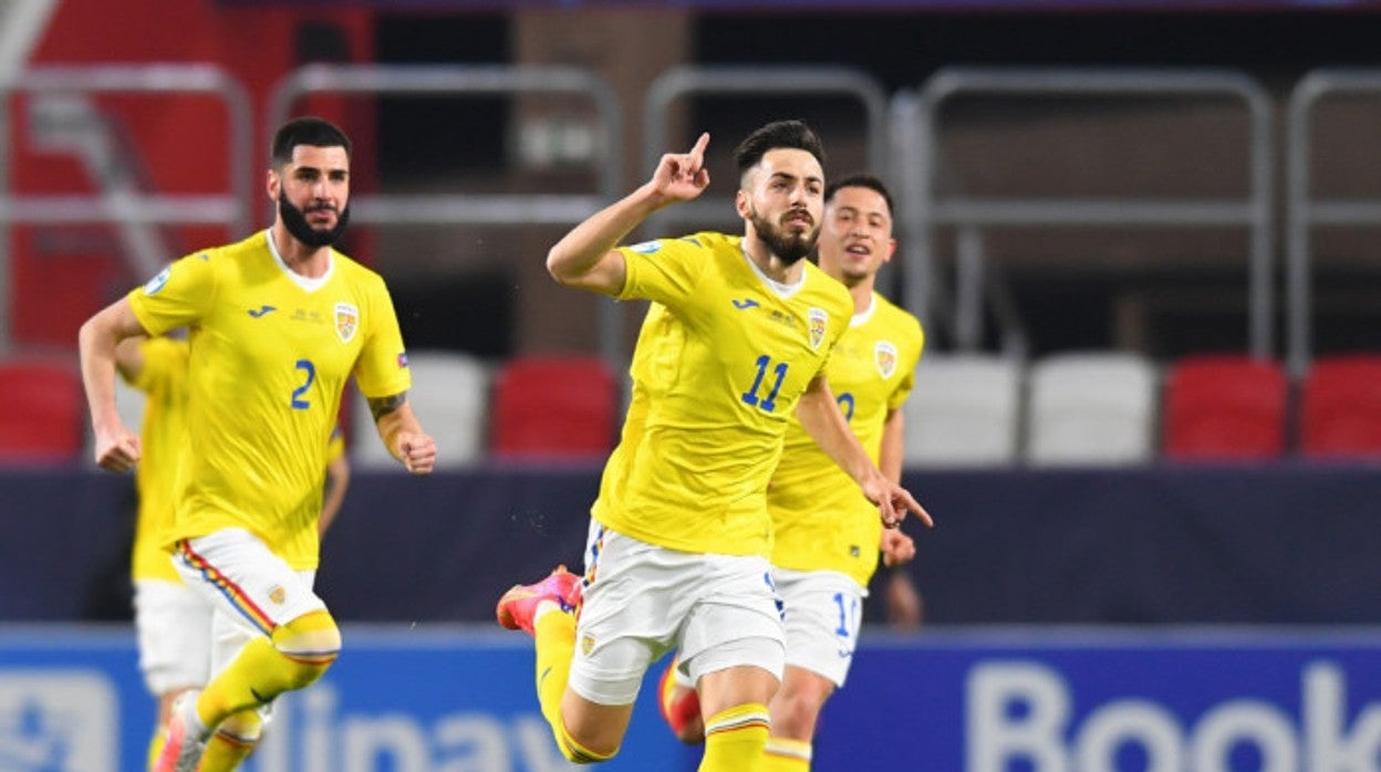 Andrei Ciobanu celebra un gol con Rumanía