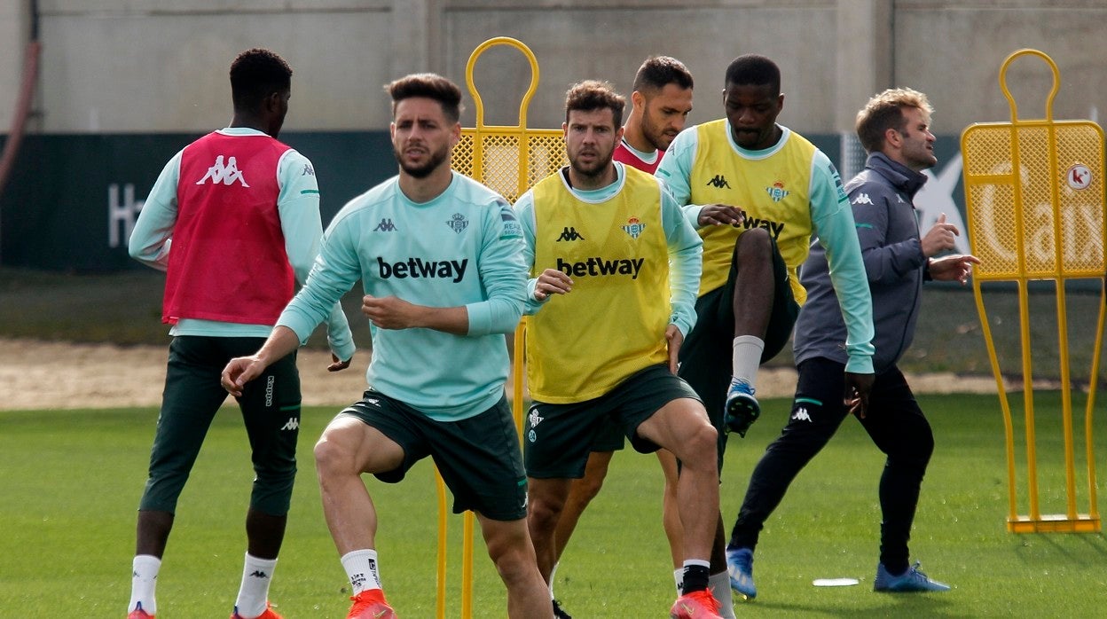 Álex Moreno y Aitor, durante un entrenamiento del Betis