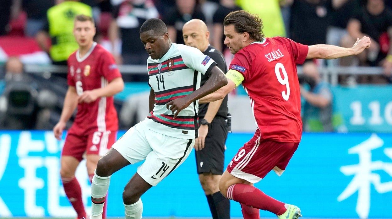 William Carvalho, ante Szalai durante el Hungría-Portugal de la Eurocopa