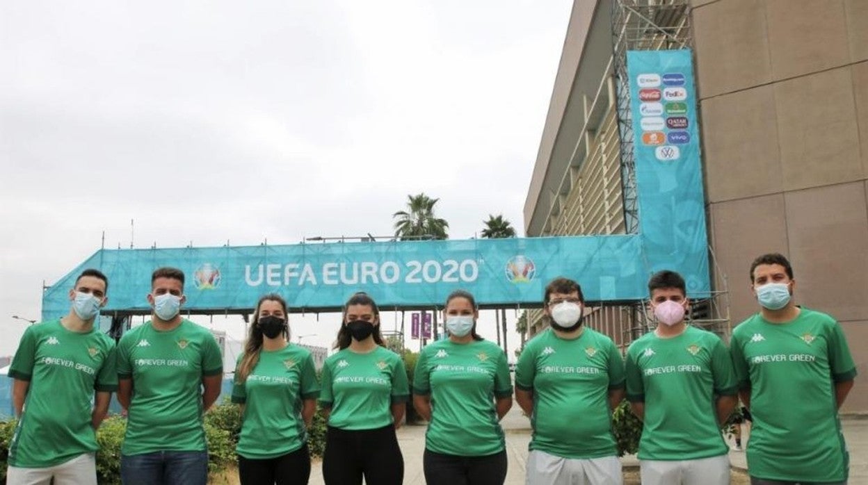 Voluntarios de Forever Green en el Estadio de la Cartuja