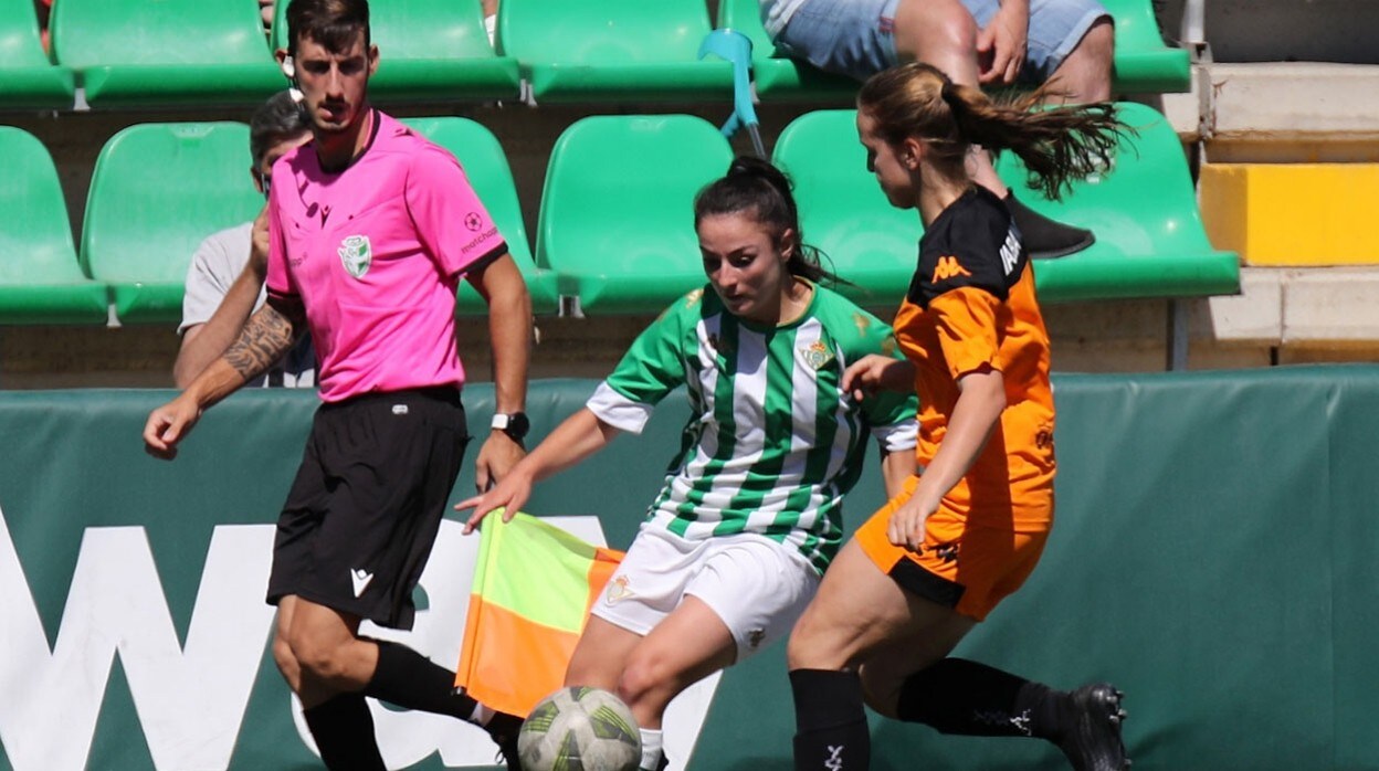 Lance del partido entre el filial del Betis Féminas y el Victoria CF disputado en la ciudad deportiva Luis del Sol