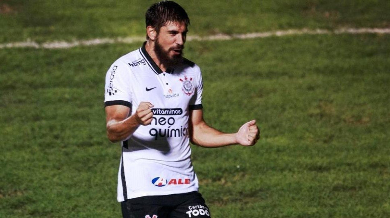 Bruno Méndez, en un partido con el Corinthians