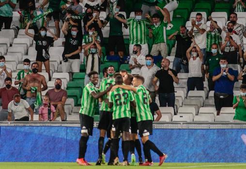 Los juagdores del Betis celebran el gol de Rodri ante la Roma