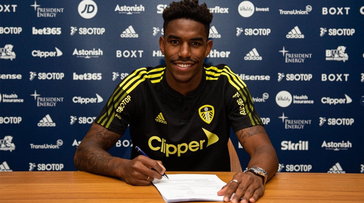 Junior, en el momento de la firma de su nuevo contrato con el Leeds United