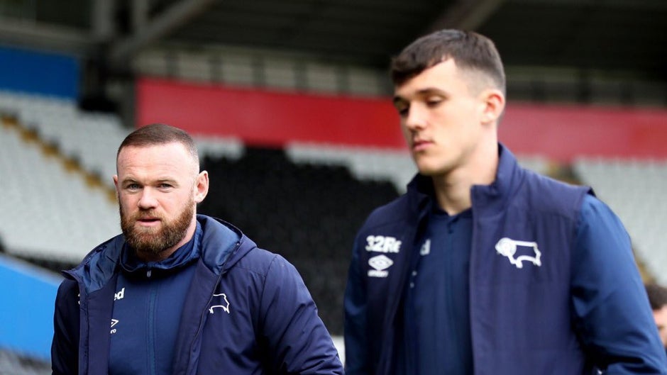 Rooney lesiona a Jason Knight en un entrenamiento previo al amistoso contra el Betis