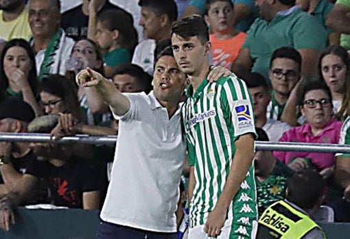 Raúl recibe el consejo de Rubi segundos antes de su debut con el primer equipo