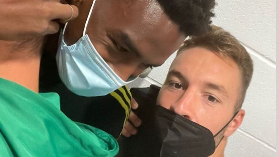 El cariñoso reencuentro de los jugadores del Betis con Junior Firpo