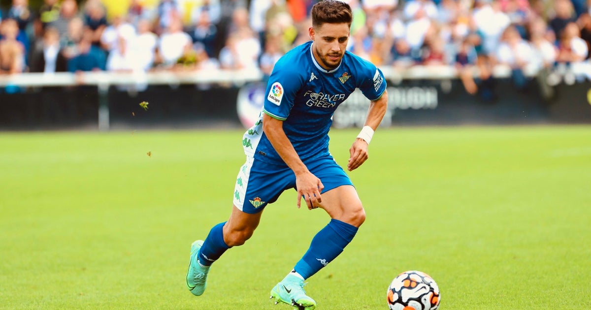 Álex Moreno controla una pelota en el partido contra el Leeds