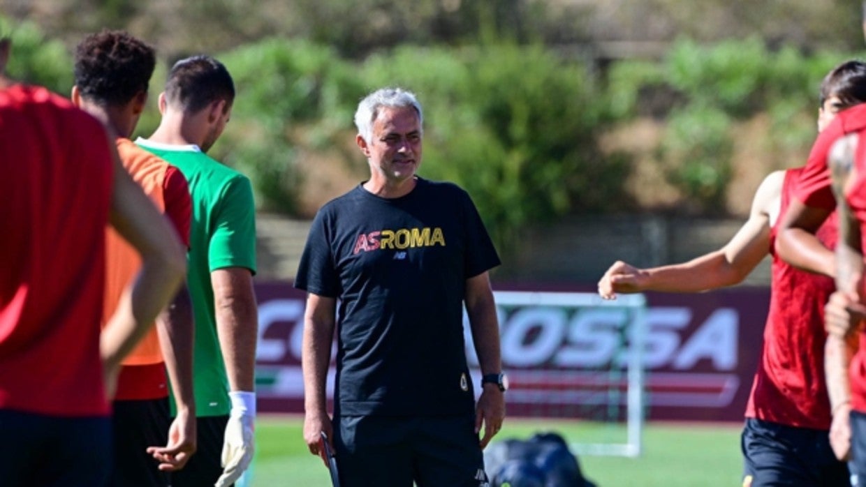 Mourinho se ríe mientras ve calentar a sus jugadores en la sesión de ayer