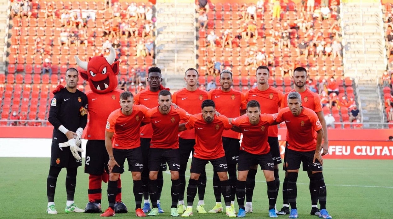 Imagen de la formación del equipo mallorquinista en el Trofeo Ciudad de Palma