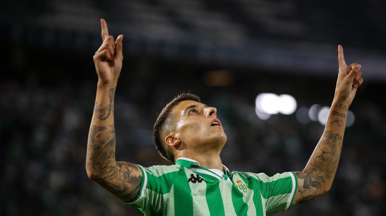 Tello toca el cielo con las manos para dedicar un gol en el duelo ante la Roma