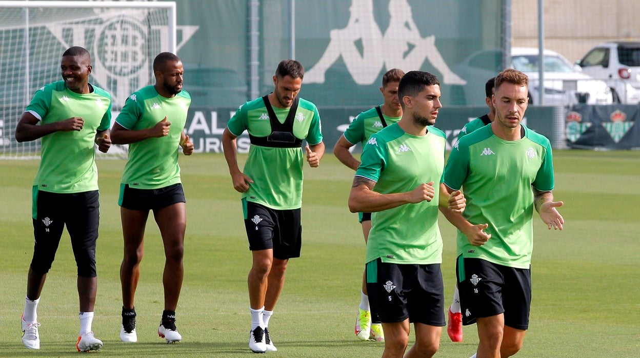 Sidnei y Loren, dos de las posibles salidas, durante un entrenamiento del Betis