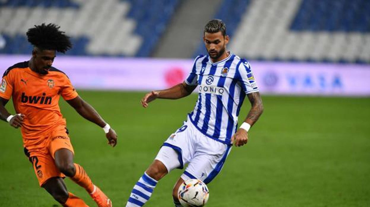 Willian José juega el balón ante Thierry Correia en el Valencia - Real Sociedad del pasado curso