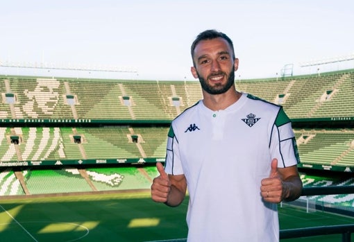 Pezzella posó en el Villamarín como nuevo jugador del Betis