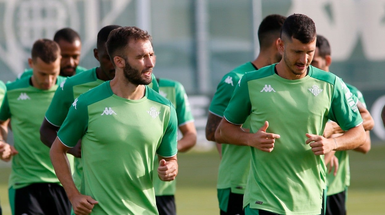 Bartra levanta el brazo en la sesión de esta mañana