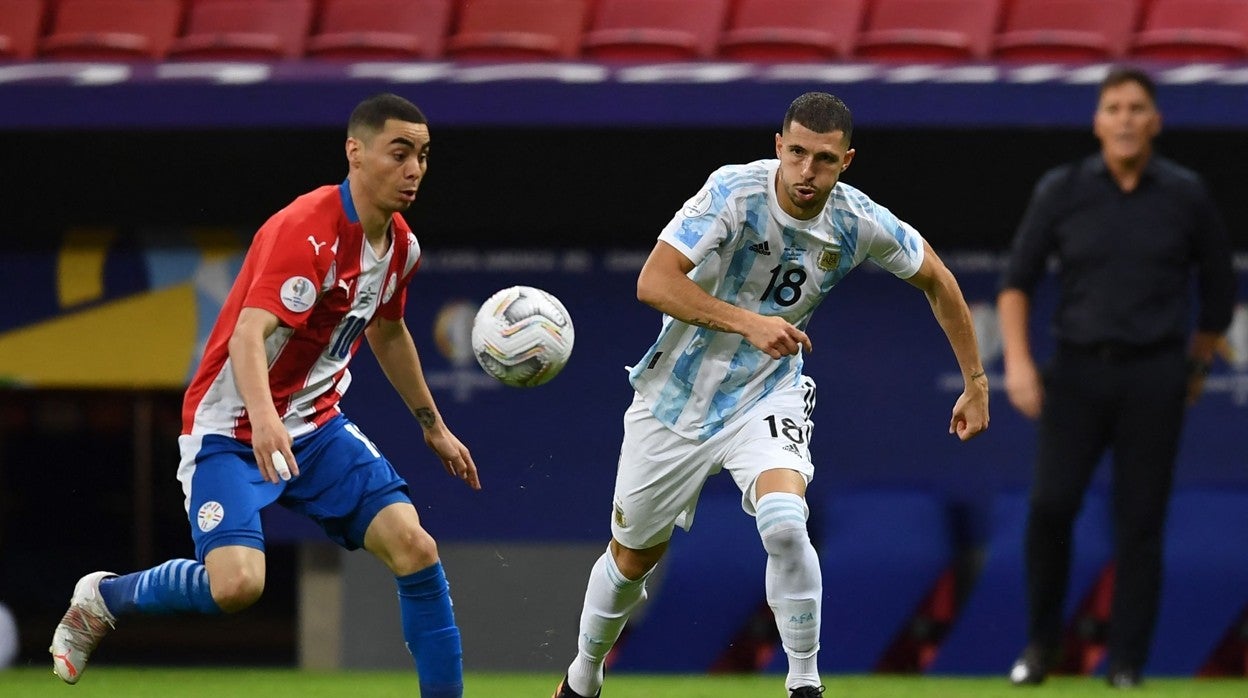 Miguel Almirón y Guido Rodríguez, en el Argentina-Paraguay de la Copa América 2021