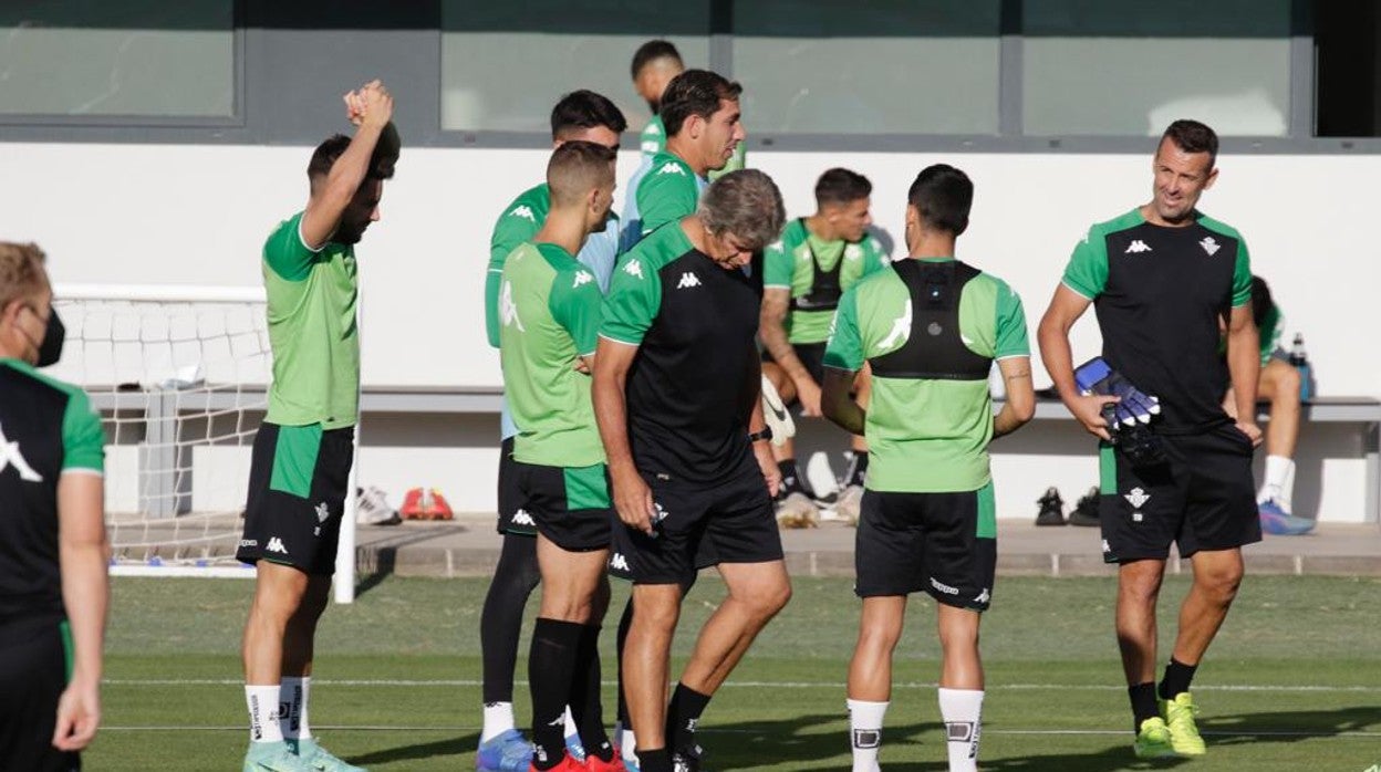 Manuel Pellegrini camina entre sus jugadores durante el entrenamiento del Real Betis