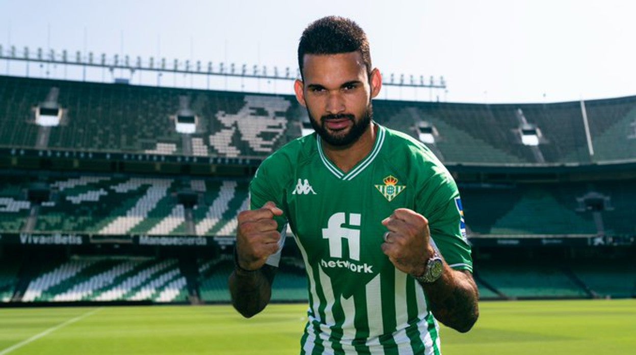 Willian José posaba con su nueva camiseta minutos después de la oficialidad como nuevo jugador del Real Betis