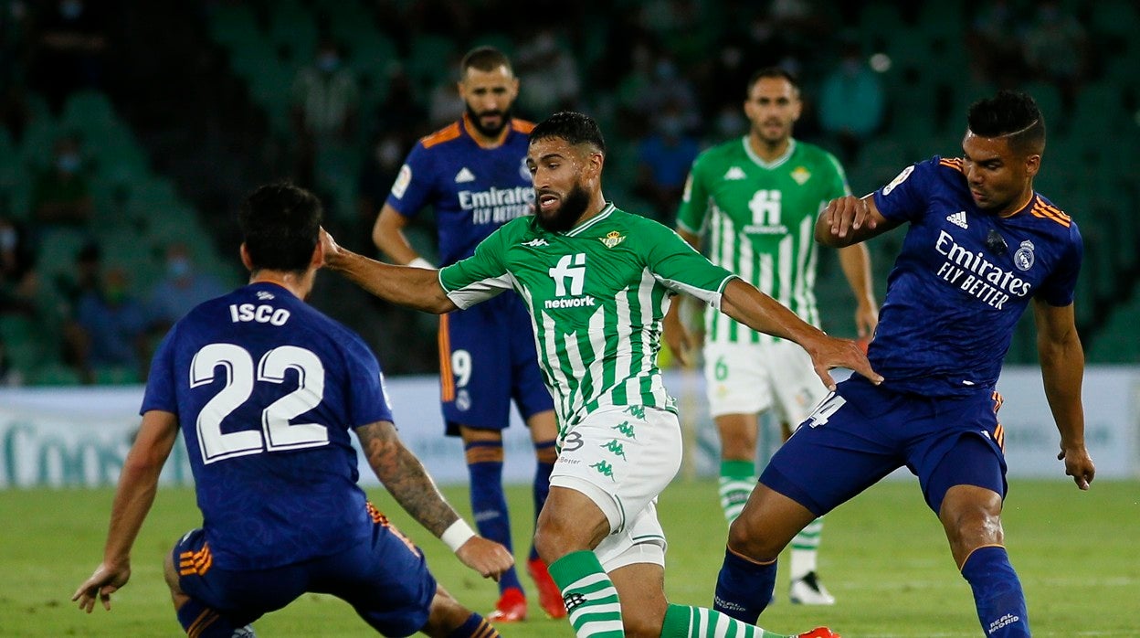 Fekir, sorteando a Suso y Casemiro en el partido contra el Real Madrid