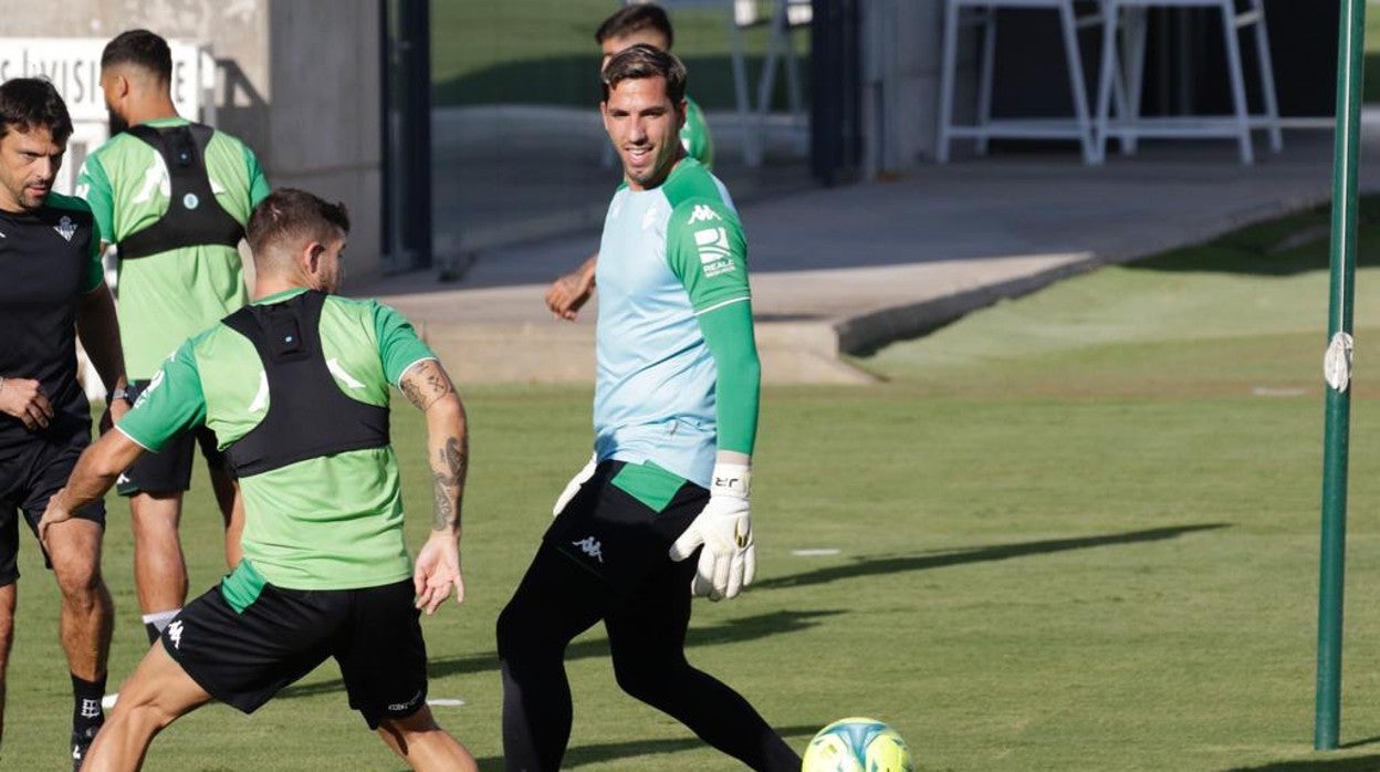 Joel Robles en un entrenamiento del Betis