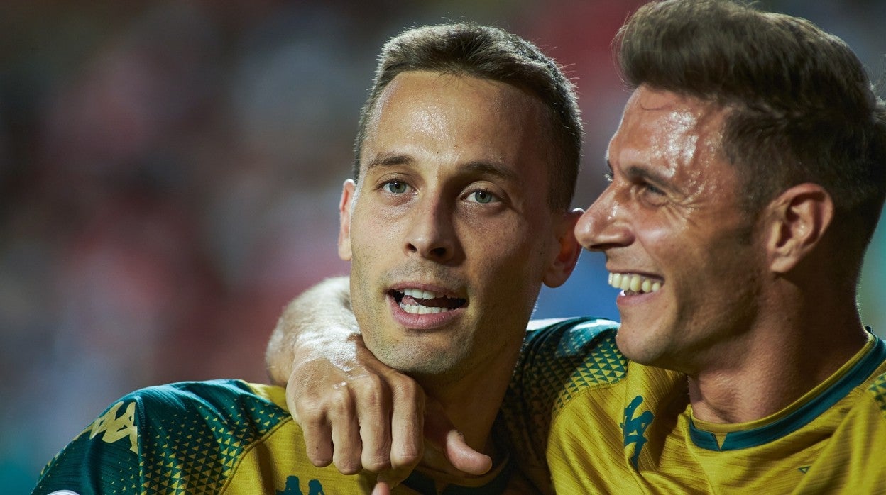 Canales y Joaquín, celebrando el gol el cántabro ante el Granada