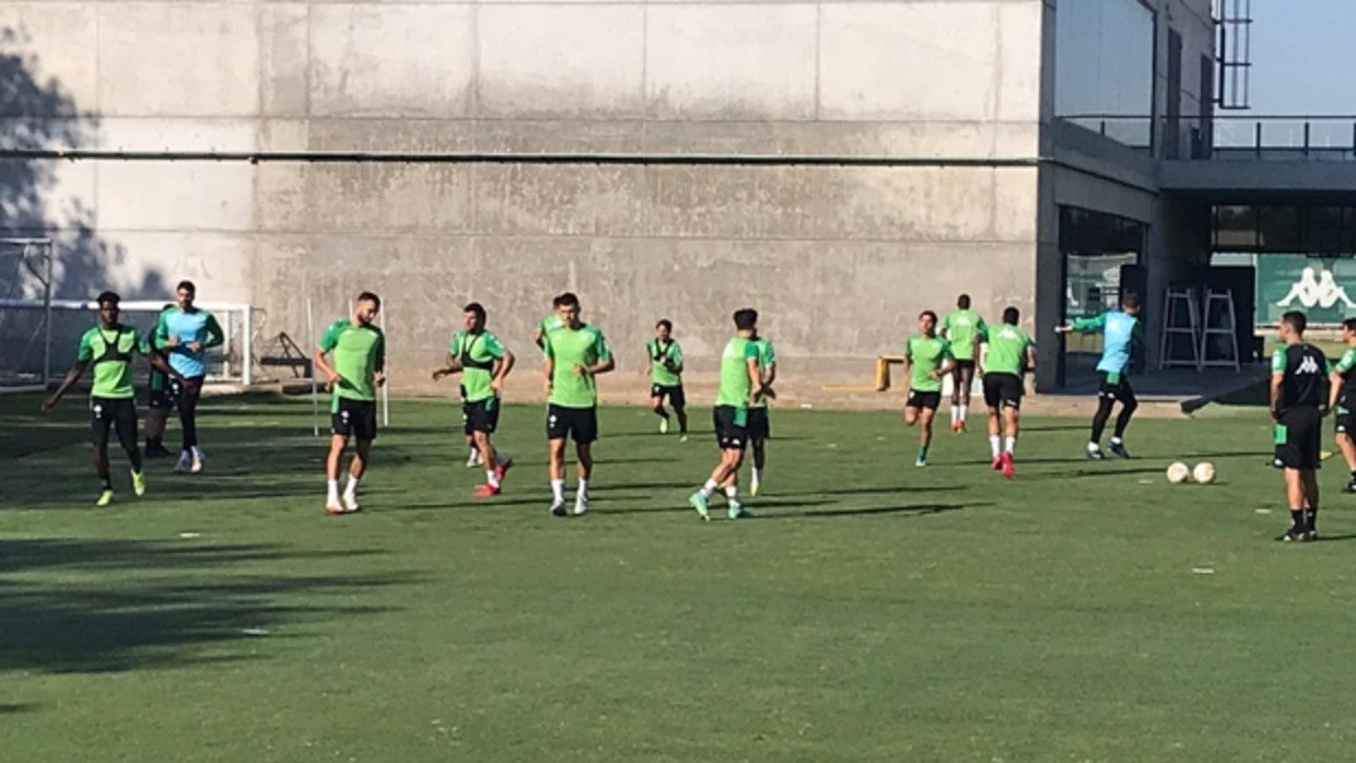 Varios jugadores del Betis calientan esta mañana en la ciudad deportiva Luis del Sol