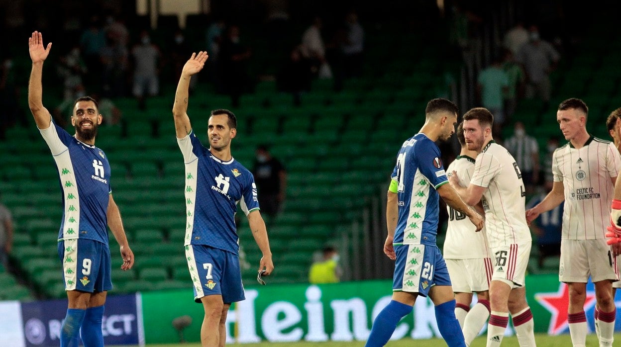 Borja Iglesias y Juanmi saludan a la grada al término del Betis - Celtic