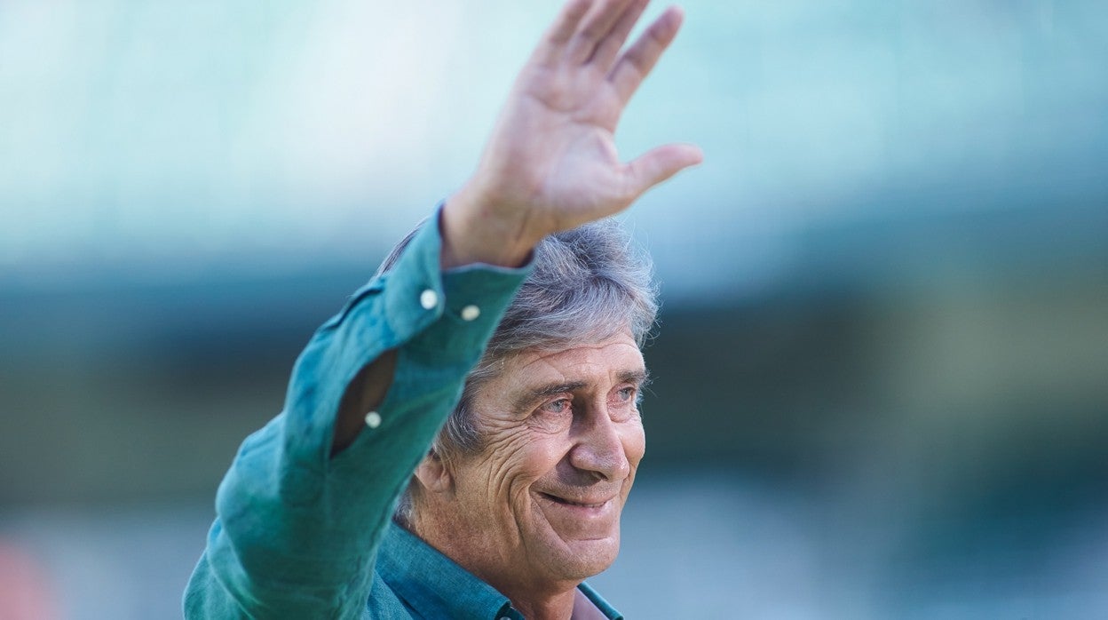 Manuel Pellegrini, entrenador del Betis, agradece a la grada del Villamarín la felicitación de cumpleaños