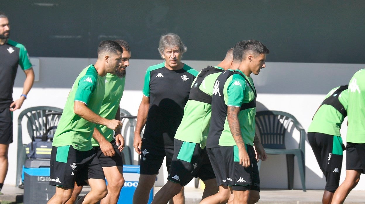 Manuel Pellegrini observa a Guido, Borja, Tello y otros jugadores durante el entrenamiento del Betis