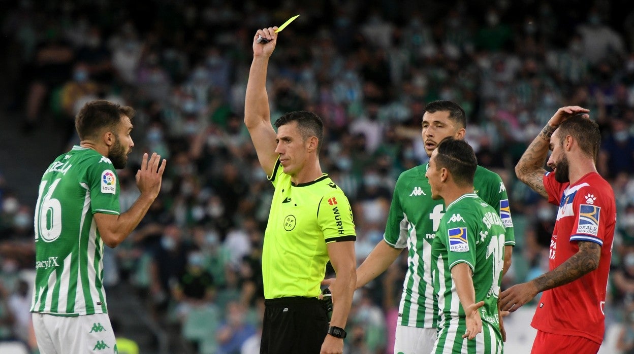 Soto Grado muestra la amarilla a Pezzella que después convirtió en roja tras consultar en el VAR durante el Betis - Espanyol