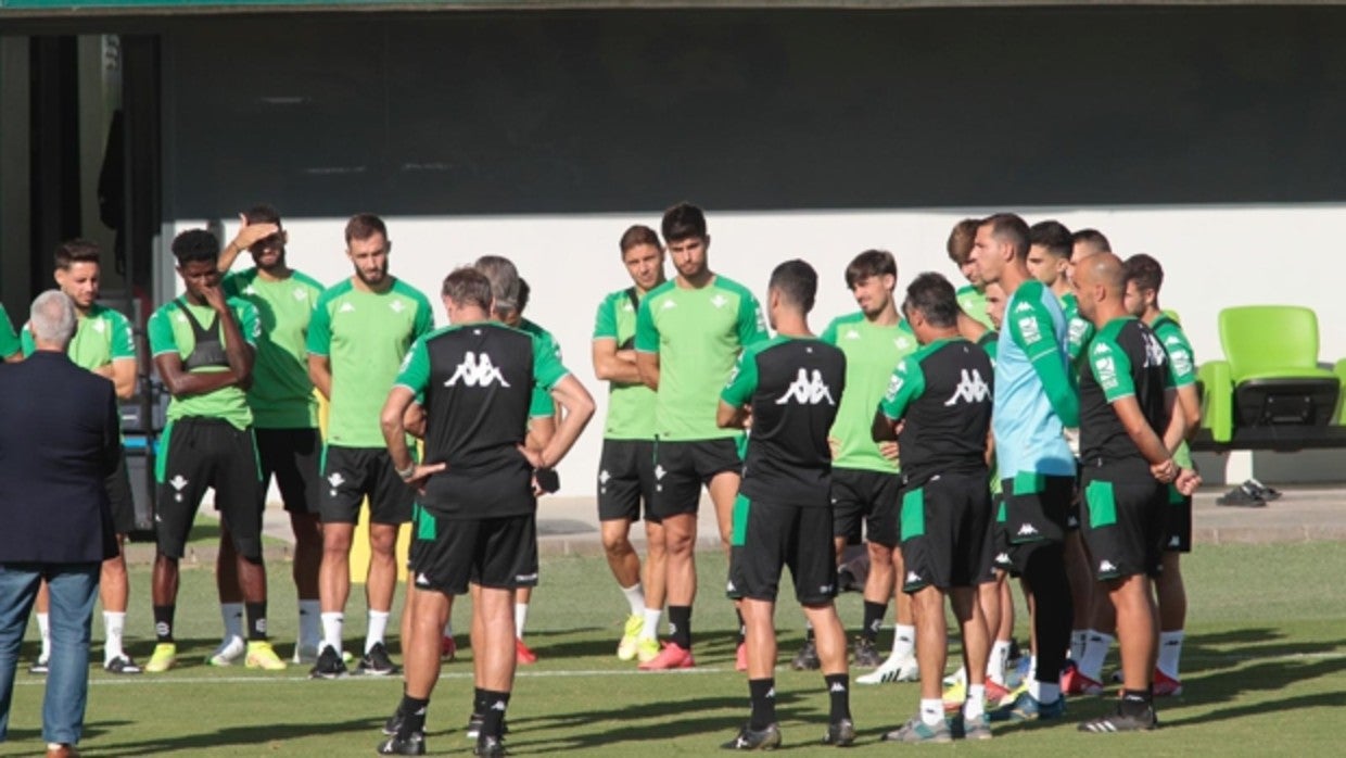 Kike Hermoso escucha como uno más la charla inicial de Pellegrini