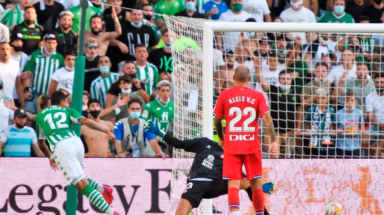 Willian José bate a Diego López en el Betis-Espanyol