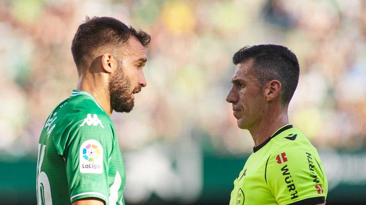 Soto Grado explica a Pezzella su expulsión ante el Espanyol