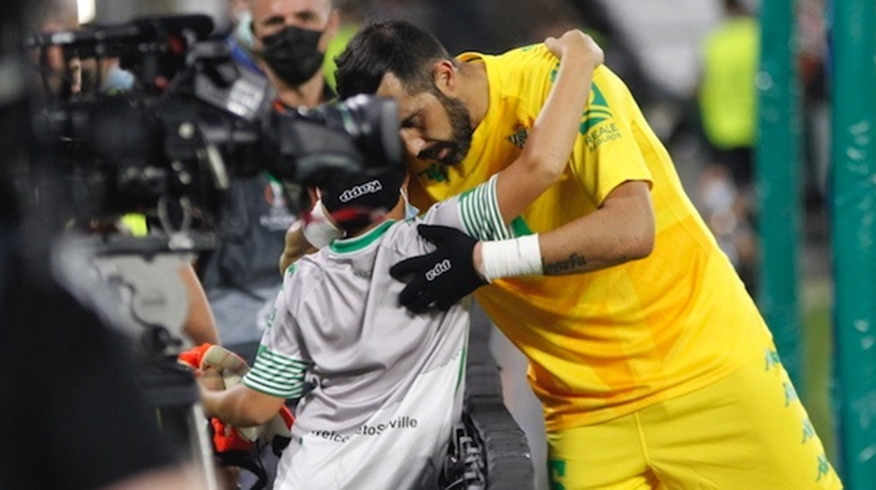 Bravo regala sus guantes a un joven aficionado del Betis