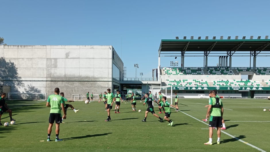 Juan Miranda inicia el entrenamiento con el grupo; Bellerín, no