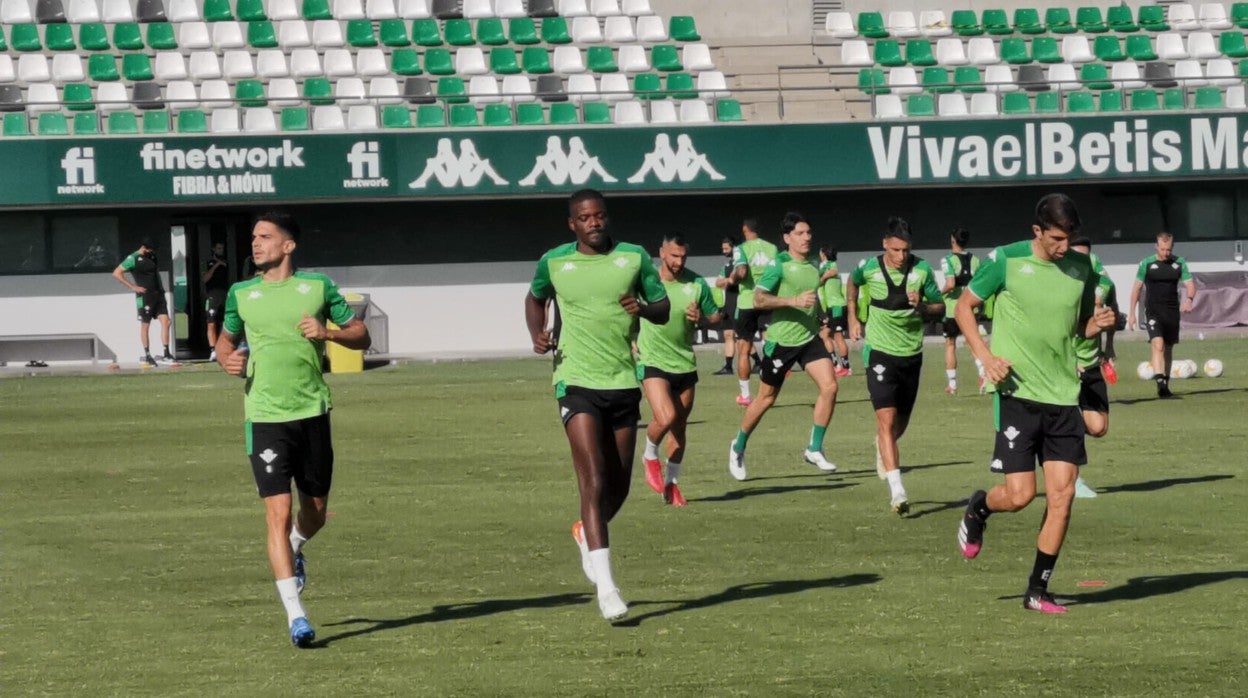 Bartra, William Carvalho y Edgar se ejercitan en la ciudad deportiva durante el entrenamiento del Betis