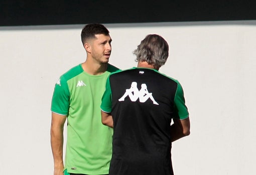 La charla del lunes de Guido Rodríguez con Manuel Pellegrini durante el entrenamiento del Betis