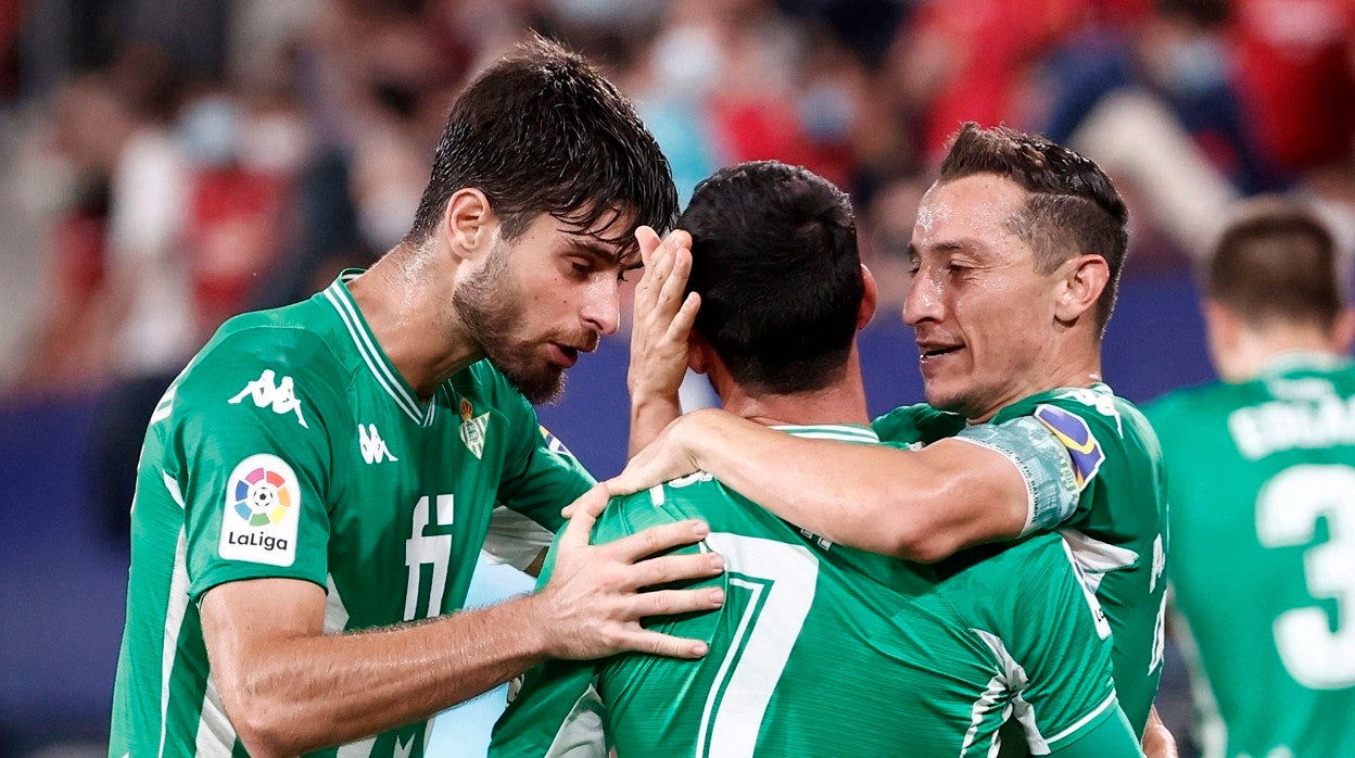 Kike Hermoso y Guardado felicitan a Juanmi tras marcar éste el 1-2 en el Osasuna - Betis