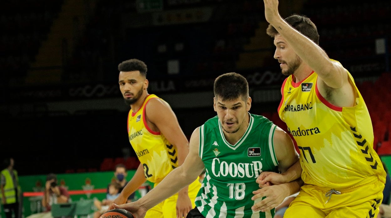 Todorovic, pivotando ante la defensa de Arteaga en el Coosur Betis - MoraBanc Andorra