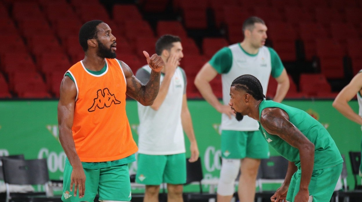 Carrington, defendido por Evans en un entrenamiento del Coosur Betis