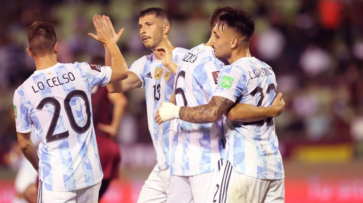 Guido y Pezzella celebran un gol de Argentina con Lo Celso y Lautaro Martínez