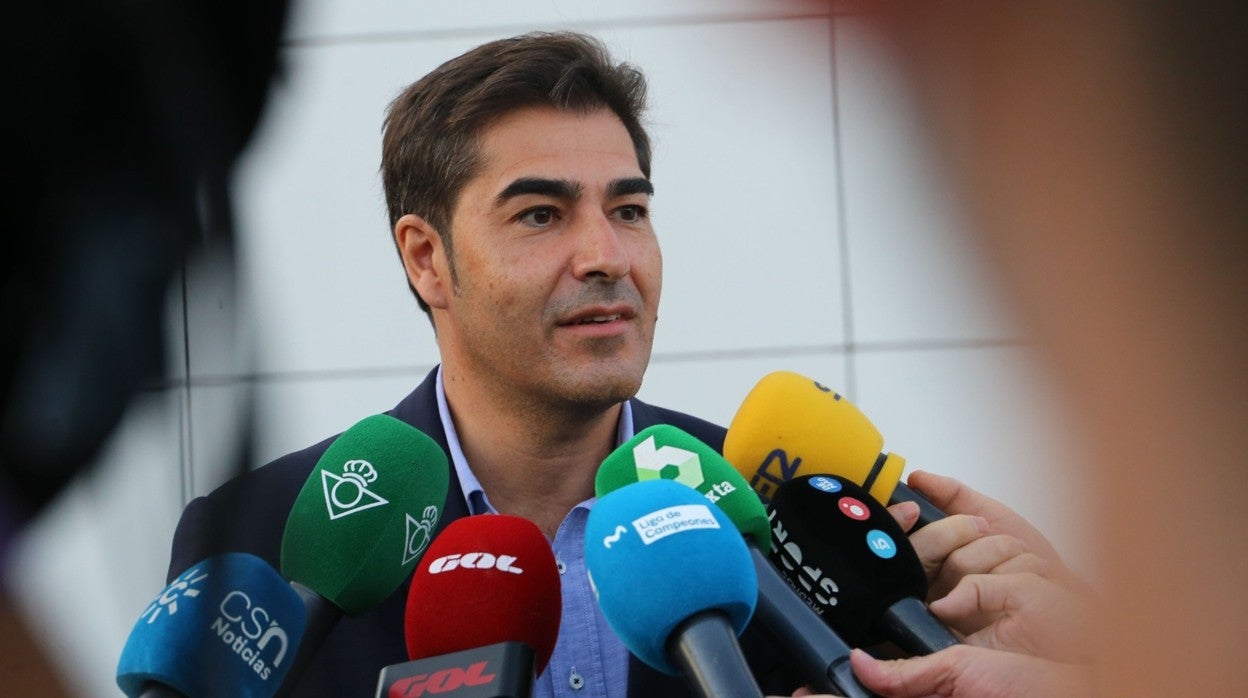 Ángel Haro, en el aeropuerto de Sevilla esta mañana