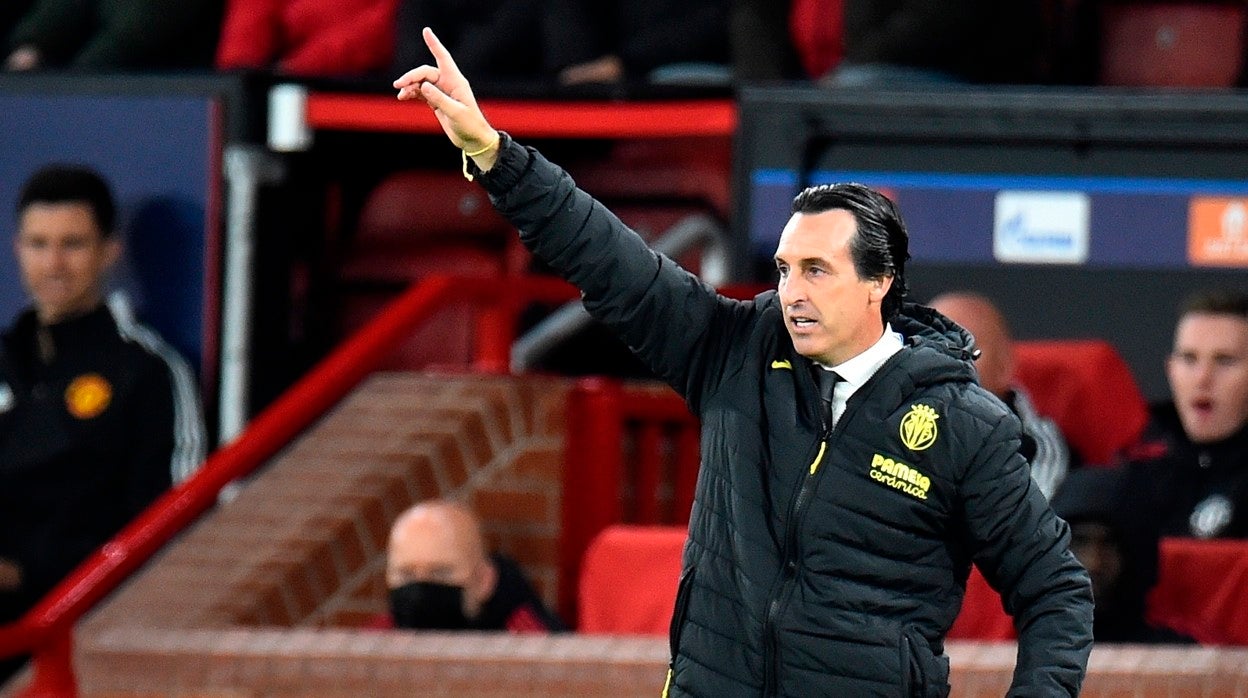 Emery hace gestos durante el Manchester United - Villarreal del miércoles en la Champions League