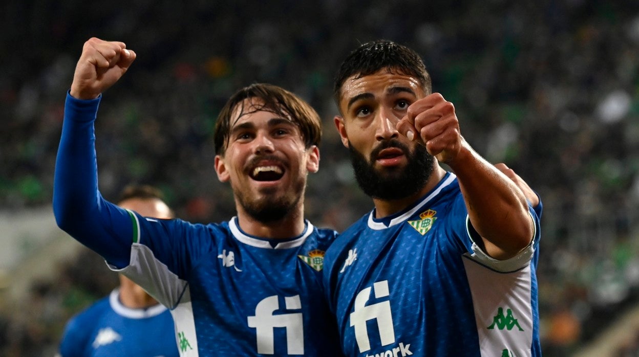 Fekir celebra junto a Rodri su gol al Ferencvaros