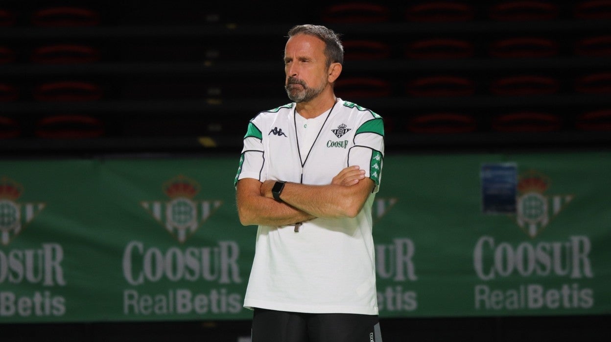Joan Plaza, concentrado en un entrenamiento del Coosur Betis