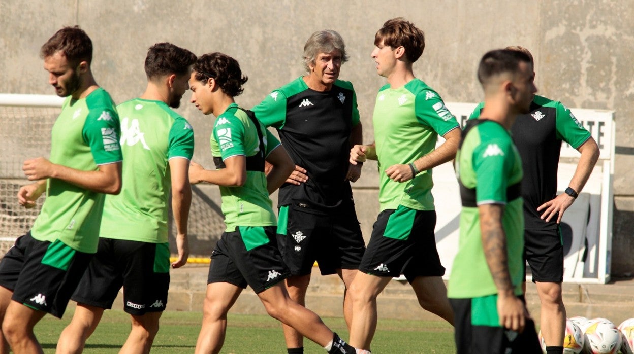 Pellegrini, entre varios jugadores del Betis esta mañana