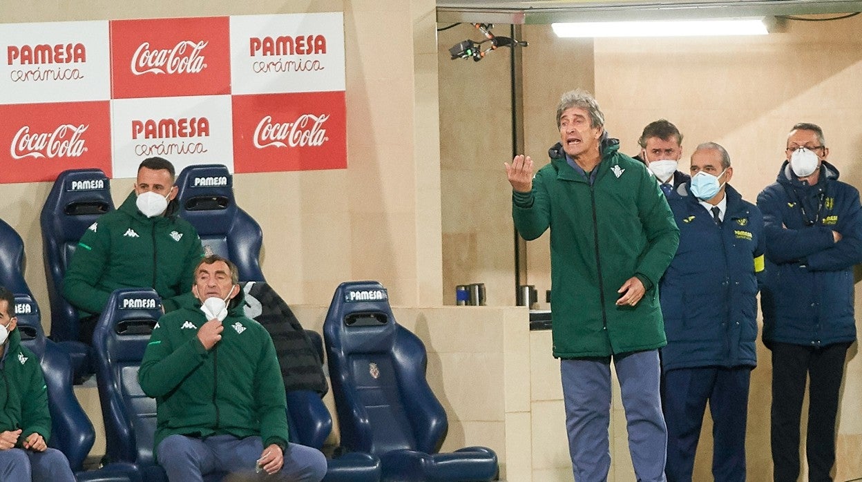 Pellegrini, dirigiendo a sus jugadores en el Estadio de la Cerámica